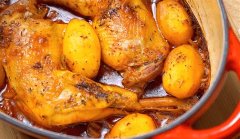 Cuisses de poulet dorées dans une cocotte en fonte