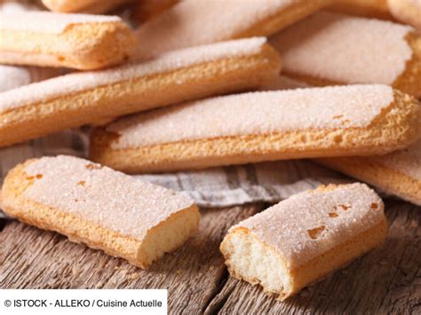 Biscuits boudoirs disposés en éventail