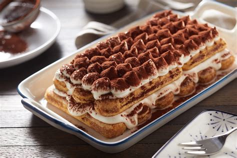 Image d'un tiramisu avec des boudoirs visibles