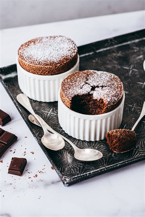 Soufflé au chocolat avec des éclats de biscuits