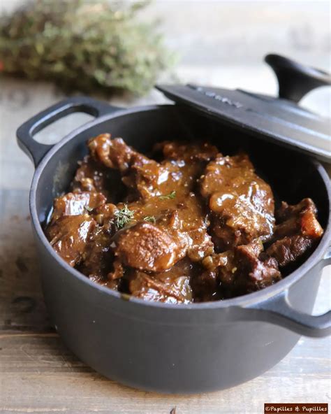 Cocotte en fonte remplie de carbonade flamande mijotée