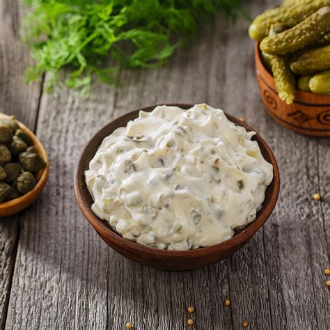 Bol de sauce tartare avec des cornichons et des câpres