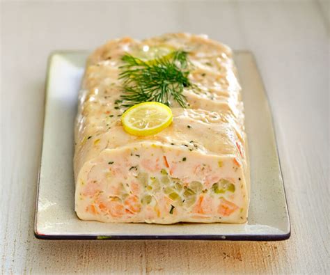 Ingrédients pour une terrine de poisson : filets de poisson, œufs, crème, herbes