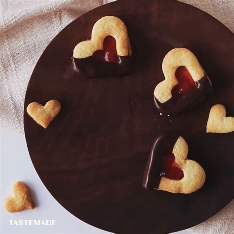 Illustration: biscuits sablés en forme de cœur nappés de chocolat