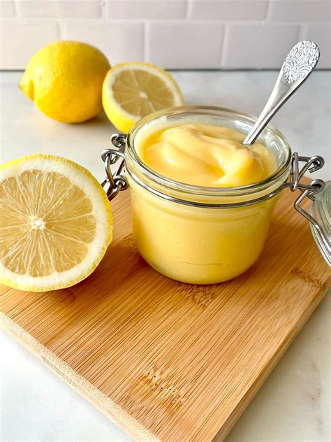 Un pot de lemon curd jaune vif