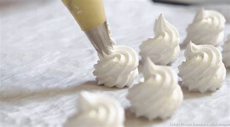 Une poche à douille dressant de la meringue