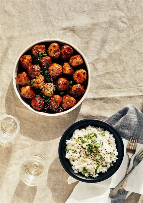 Boulettes de porc asiatiques servies avec du riz et des légumes