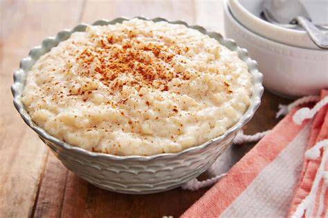 bol de riz au lait crémeux avec piment et coulis rouge