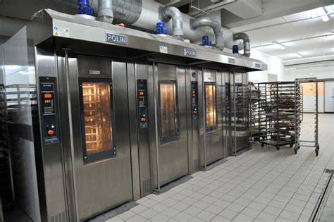 Flux de travail en boulangerie avec chambre de pousse et four