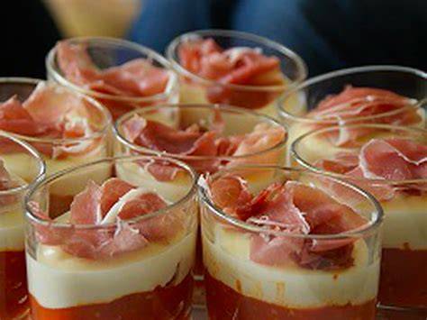 Illustration d’assemblage des verrines avec couches tomates - chèvre-crème - jambon