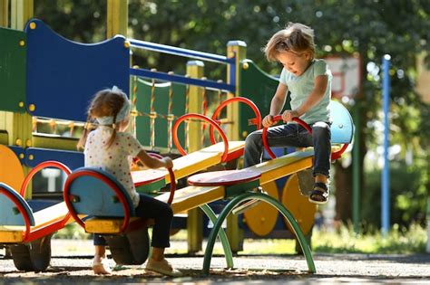 Enfants jouant dans un parc