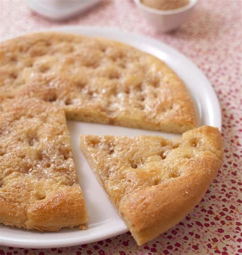 Tarte au sucre du Nord tiède, coupée en parts, avec une part prélevée pour montrer l'intérieur moelleux