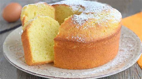 Gâteau au yaourt sans beurre ni huile décoré de fruits
