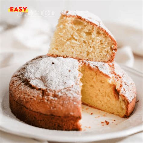 Une tranche de gâteau sans beurre ni huile sur une assiette