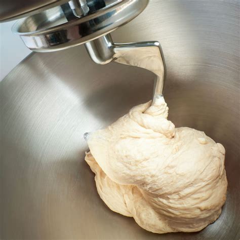 Robot pâtissier pétrissant une pâte