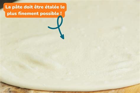 Pâte à pizza étalée finement sur papier sulfurisé