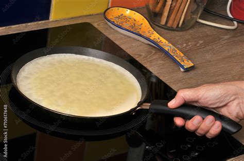 Cuisson d'une crêpe fine dans une poêle