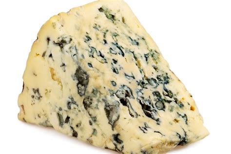 Un morceau de Roquefort avec sa pâte persillée