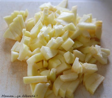 Pommes coupées en dés dans une poêle