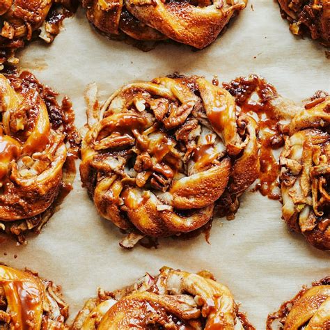 Bol de caramel coulant sur des brioches aux pommes