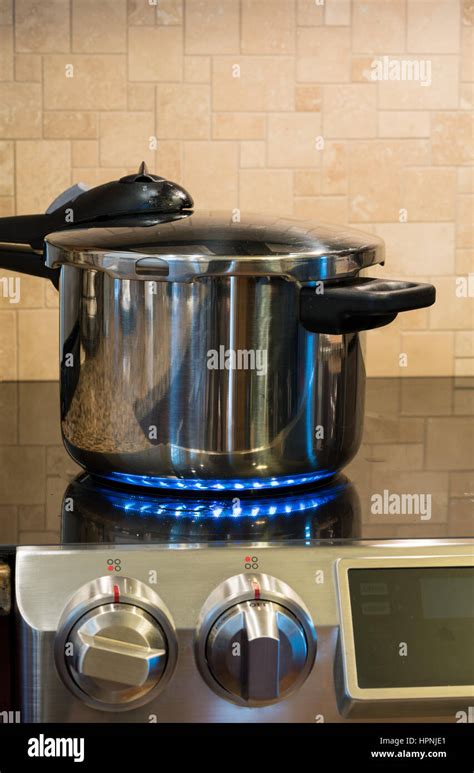 Autocuiseur moderne en acier inoxydable sur une cuisinière