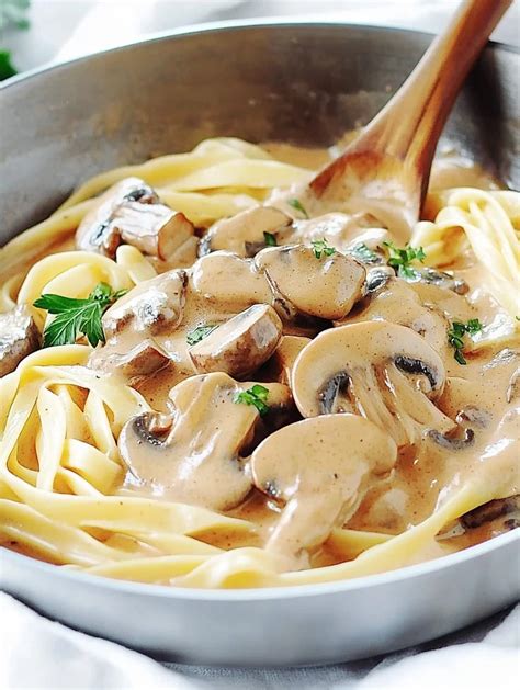 Bol de pâtes garni d'une sauce crémeuse aux champignons