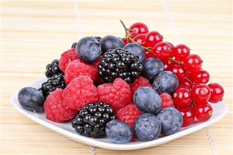 Assortiment de fruits rouges frais en saison