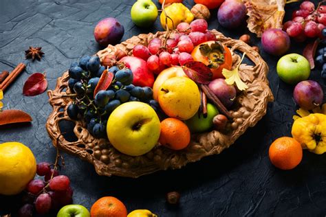 Composition de fruits d'automne : pommes, poires, raisins, châtaignes