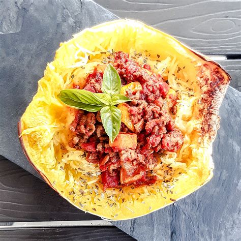 Assiette de courge spaghetti avec sauce bolognaise