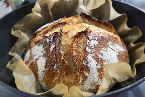 Pain au levain sortant d'une cocotte