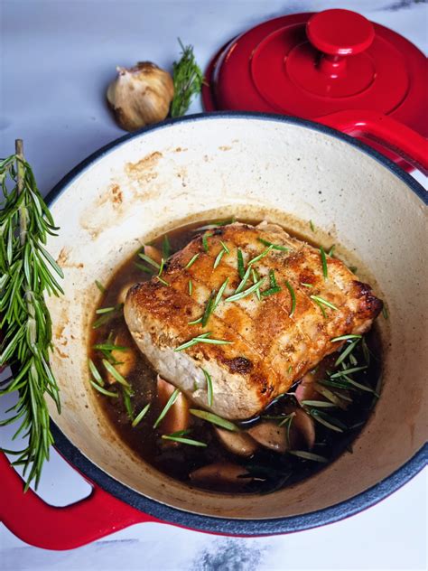 Rôti de porc cuisant dans une cocotte