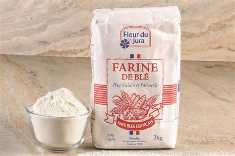 Paquet de farine ouvert avec des signes de mites