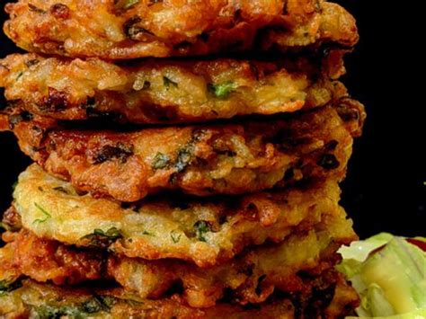 Plat de galettes de riz frit sushi garnies