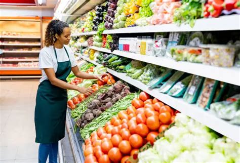 Personnes travaillant dans un supermarché moderne