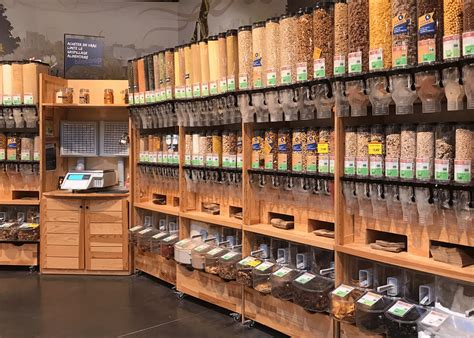 Client choisissant des produits en vrac dans un magasin bio