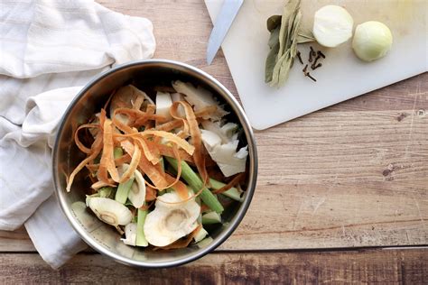 Bouillon de légumes fait maison avec des épluchures