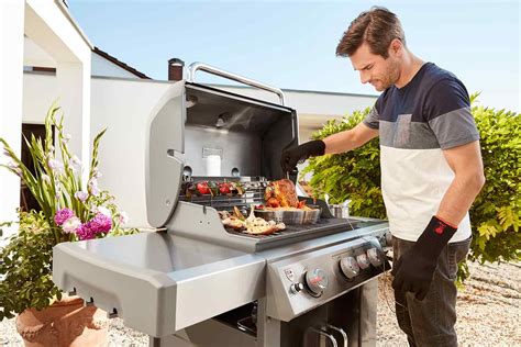 Famille préparant un barbecue à gaz