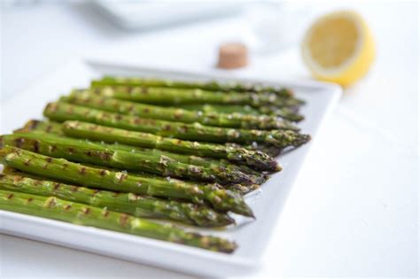 Asperges vertes grillées sur une grille de barbecue