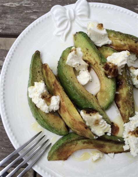 Avocats grillés garnis de fromage de chèvre