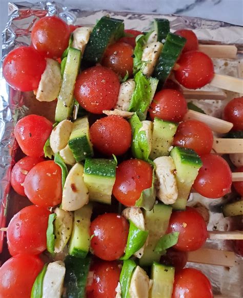 Brochettes d'agneau et tomates cerises sur un barbecue