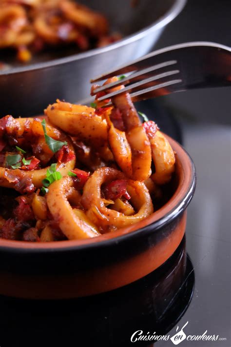 Poêle avec calamars en train de saisir