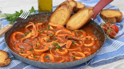 Faitout en fonte avec sauce tomate et calamars