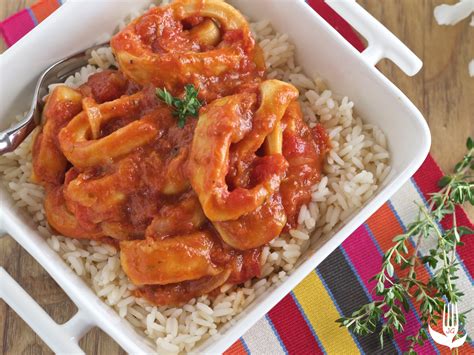 Assiette de calamars à l'armoricaine avec riz