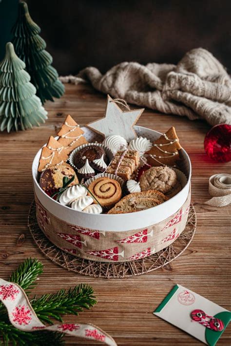 Assortiment de biscuits dans une boîte cadeau élégante