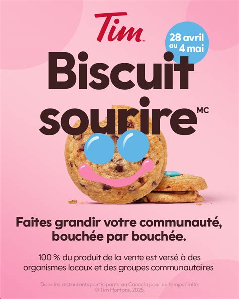Enfant ouvrant un coffret de biscuits avec un sourire