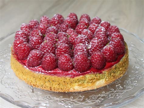 Framboises fraîches et éclats de pistaches sur une tarte