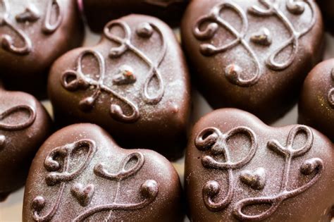 Chocolats décorés avec des poudres nacrées