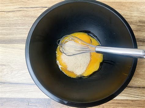 Bol avec jaunes d'œufs et sucre blanchis