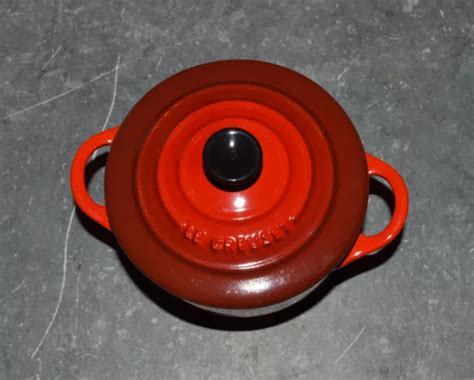 Gros plan sur la texture de la céramique d'une mini cocotte Le Creuset
