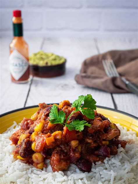 Assiette colorée de Chili sin carne avec du riz et une touche de coriandre